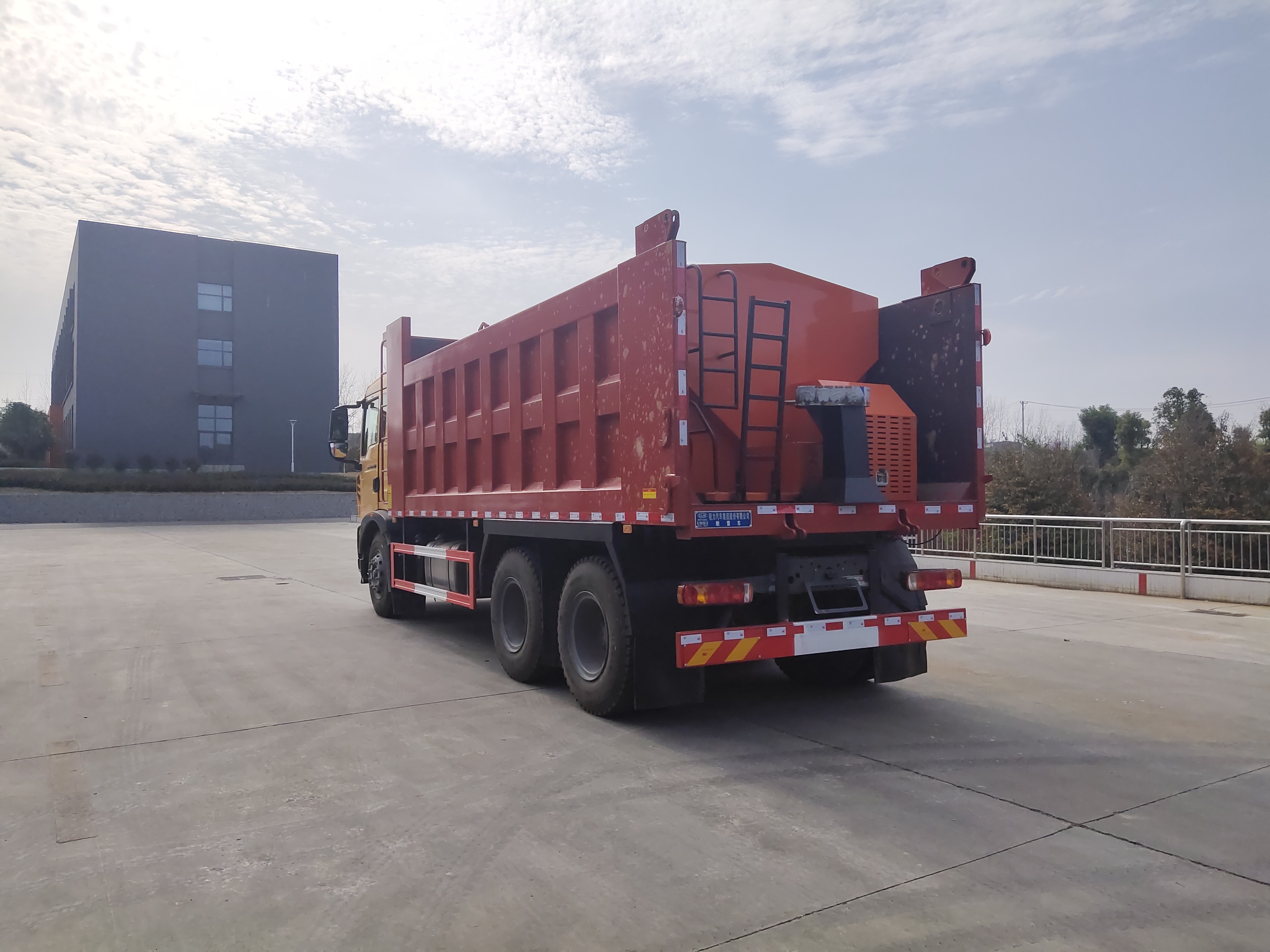 重汽豪沃除雪車